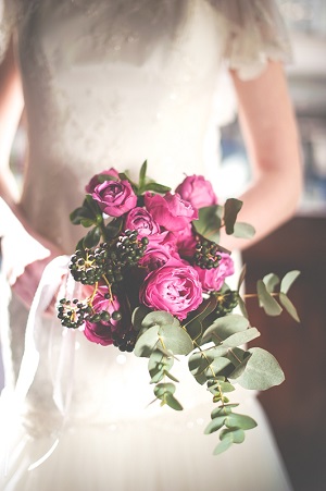 różowy letni bukiet ślubny z owocami leśnymi, bukiety ślubne 2015